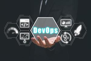 devops concetto, persona mano Tenere devops icona su vr schermo, metodologia sviluppo operazioni agile programmazione tecnologia.concetto. foto