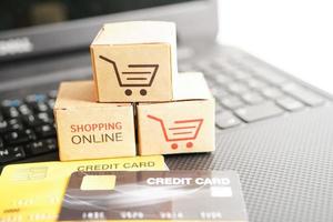 shopping online, scatola del carrello con carta di credito, import export, commercio finanziario. foto