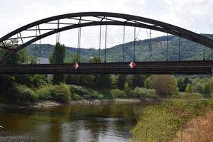 Ferrovia ponte attraverso un' piccolo fiume foto