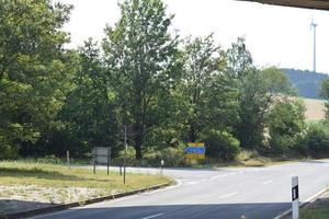 rurale intersezione con un' cartello in direzione il autostrada tedesca foto