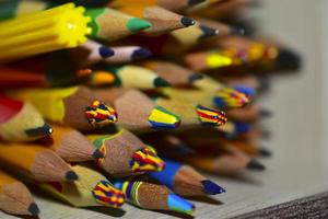 un sacco di matite colorate differenti da vicino foto