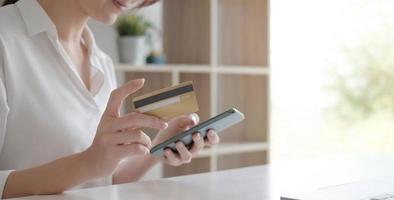 donna che utilizza smartphone per l'online banking foto