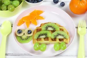creativo idea per bambini prima colazione - cialda Kiwi Banana arancia tartaruga forma, carino e divertente bambini cibo foto