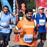 nuovo delhi, India - marzo 16 2023 - vedanta delhi metà maratona gara dopo covid nel quale maratona partecipanti di per attraversare il finire linea, delhi metà maratona 2022 foto