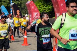 nuovo delhi, India - marzo 16 2023 - vedanta delhi metà maratona gara dopo covid nel quale maratona partecipanti di per attraversare il finire linea, delhi metà maratona 2022 foto