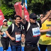 nuovo delhi, India - marzo 16 2023 - vedanta delhi metà maratona gara dopo covid nel quale maratona partecipanti di per attraversare il finire linea, delhi metà maratona 2022 foto