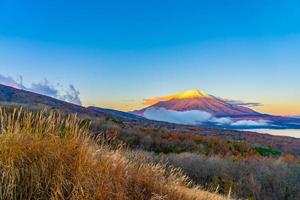 bellissimo mt. fuji al lago yamanaka, giappone foto