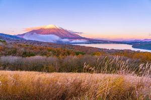 bellissimo mt. fuji al lago yamanaka, giappone foto