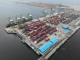 Jakarta, Indonesia 2021- veduta aerea del carico e scarico di navi portacontainer nel porto di acque profonde, importazione ed esportazione di trasporto merci