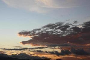 crepuscolo cielo sfondo. colorato tramonto cielo e nube. vivido cielo nel crepuscolo tempo sfondo. foto
