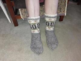 calzini con di pecora pelliccia su il gambe di un' donna foto