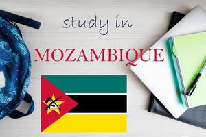 studia nel mozambico. sfondo con bloc notes, il computer portatile e zaino. formazione scolastica concetto. foto