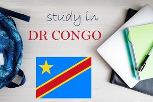 studia nel dr congo. sfondo con bloc notes, il computer portatile e zaino. formazione scolastica concetto. foto