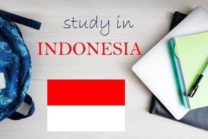 studia nel Indonesia. sfondo con bloc notes, il computer portatile e zaino. formazione scolastica concetto. foto