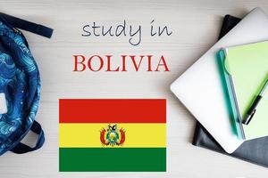 studia nel Bolivia. sfondo con bloc notes, il computer portatile e zaino. formazione scolastica concetto. foto