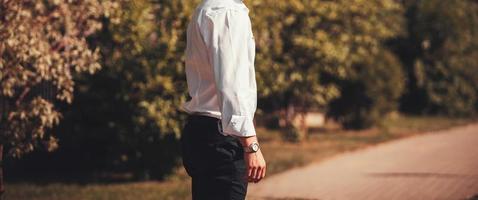 uomo che indossa camicia e orologio foto