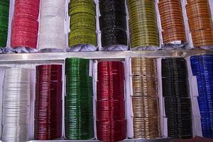 multicolore bicchiere braccialetti per vendita può essere Usato come un' sfondo struttura sfondo foto