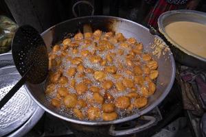 Visualizza di tradizionale bangladeshi strada cibo Patata bora , chop fritte su il padella foto