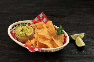 nachos patatine fritte con guacamole salsa foto