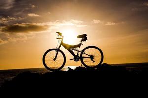 un' bellissimo tramonto Visualizza con un' bicicletta foto