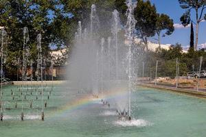 urbano paesaggio di il spagnolo città di saragozza su un' caldo primavera giorno con fontane nel il punto di riferimento parco foto