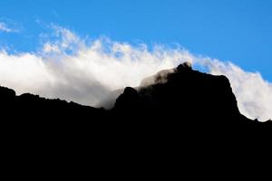 silhouette di un' montagna foto