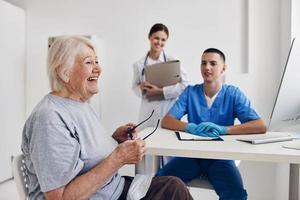 anziano paziente comunicazione con un' medico professionale consigli foto