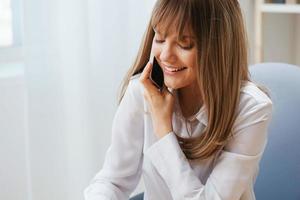 avvicinamento ritratto Oh allegro adorabile bionda donna d'affari lavoratore libero professionista parlando con cliente nel chiamata nel leggero moderno ufficio. goduto dipendente opera su computer in linea nel supporto servizio. copia spazio foto