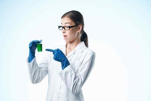laboratorio assistente nel bianca cappotto chimico soluzione analisi professionale scienza foto
