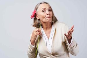 anziano donna Tenere un' fiore compleanno vacanza regalo foto