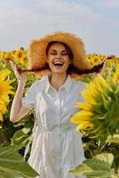 donna con Due trecce nel un' campo di girasoli stile di vita inalterato foto