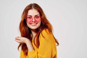 ritratto di un' donna nel un' maglione e bicchieri acconciatura moda bicchieri foto