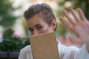 corto dai capelli donna lettura camminare nel il fresco aria formazione scolastica foto