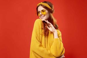 allegro donna nel giallo bicchieri maglione fricchettone moda retrò stile foto