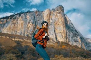 donna turista con zaino su natura autunno stagione viaggio foto