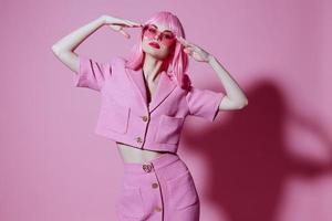 bella giovane femmina luminosa trucco rosa capelli fascino elegante bicchieri studio modello inalterato foto
