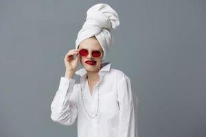 bella donna rosso bicchieri asciugamano su testa trucco isolato sfondo foto
