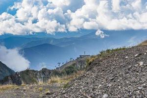 paesaggio di montagna con pendii rocciosi e nuvoloso cielo blu a sochi, russia foto