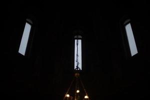 finestre nel Chiesa. tre finestre su nero sfondo. foto