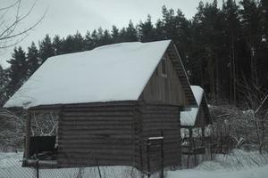 Casa inverno nel foresta. casetta nel villaggio. neve su tetto. foto