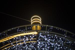 ghirlande siamo disposte nel arco. urbano decorazione. luminosa leggero lampadine. foto