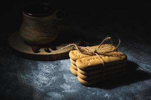 caffè nel un' argilla tazza e biscotti su un astratto sfondo foto