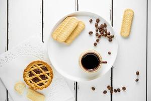 caffè con biscotto, dolce mattina colazione con copia spazio per menù, bianca sfondo, sfondo foto