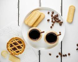 caffè con biscotto, dolce mattina colazione con copia spazio per menù, bianca sfondo, sfondo foto