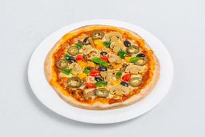 caldo fresco pollo fungo jalapeno Pizza su bianca piatto isolato bianca sfondo. fatti in casa Pizza. superiore visualizzazioni. foto