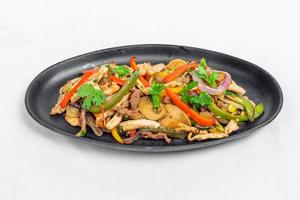 pollo fungo e capsico agitare friggere ricetta servito su un' frizzante piatto. pollo fajita ricetta, asiatico ricette. foto