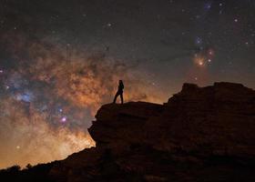 sagoma di una persona con la via lattea alle spalle foto