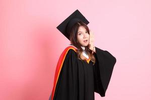 ragazza con la laurea toga foto