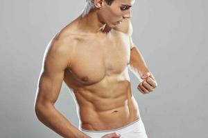 maschio bodybuilder in posa Palestra leggero sfondo foto