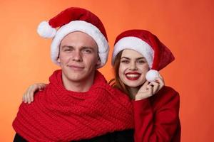 divertente uomo e donna Natale Santa cappello amicizia rosso sfondo foto